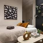 Chic Central 1Br Retreat Near New York Cafe With View