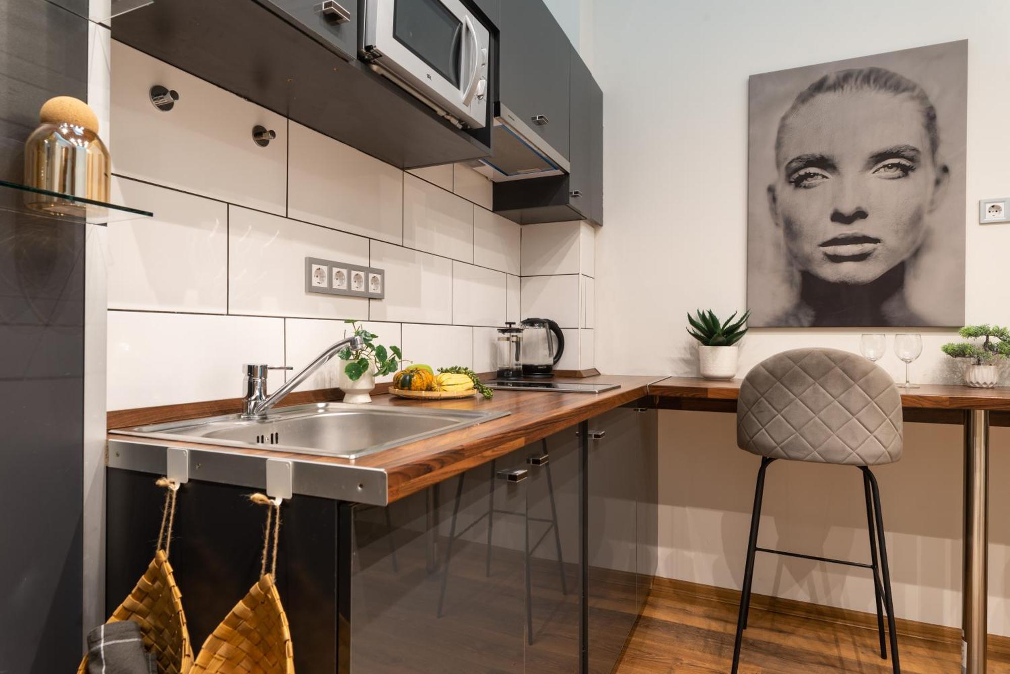 Chic 1br Retreat Near New York Cafe With View Lejlighed *