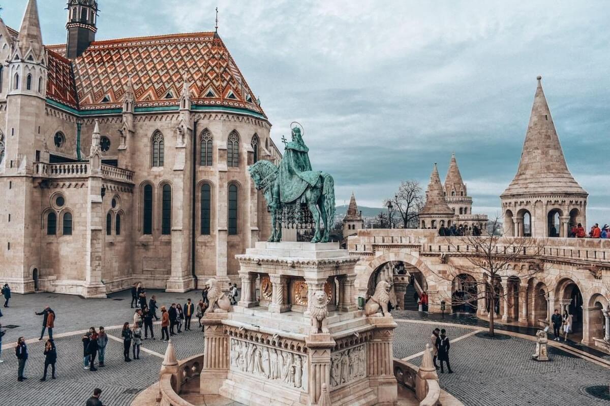 Chic 1br Retreat Near New York Cafe With View Budapest