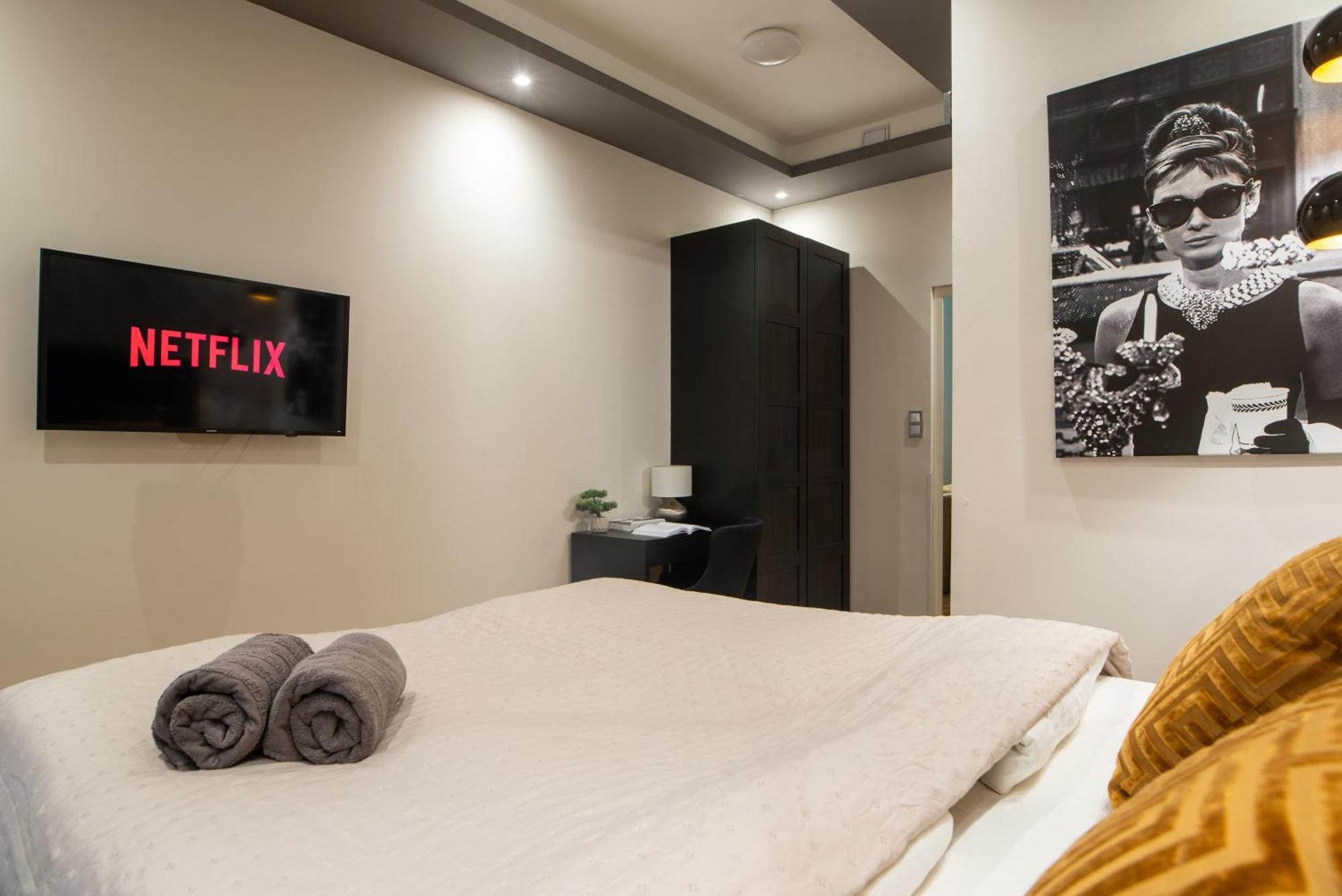 Chic 1br Retreat Near New York Cafe With View Lejlighed Budapest