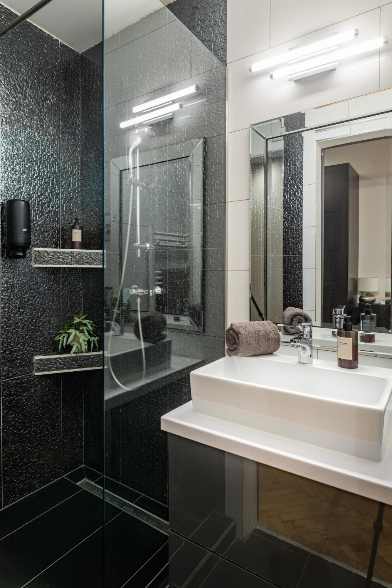 Chic 1br Retreat Near New York Cafe With View Lejlighed Budapest